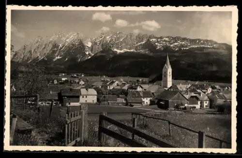 AK Mitterndorf /Salzkammergut, Ortspanorama mit Kirche und Grimming