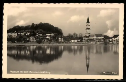 AK Mattsee /Salzburg, Ortspanorama mit Wartstein und Kirche am See
