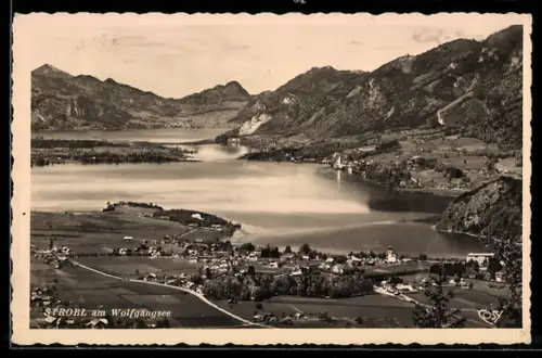 AK Strobl am Wolfgangsee, Panorama mit See, Ort und Bergen