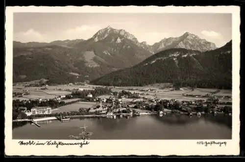 AK Strobl am Wolfgangsee, Ortsansicht mit See und Bergpanorama