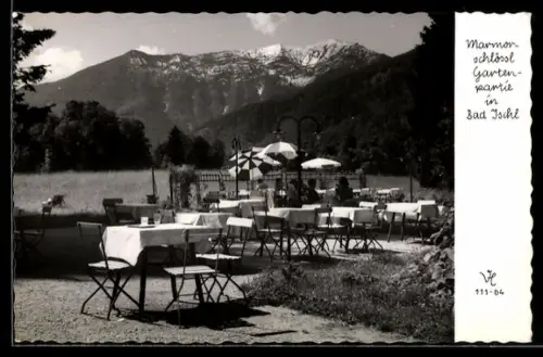 AK Bad Ischl, Gaststätte Marmorschlössl, Gartenpartie mit Tischen, Bergpanorama