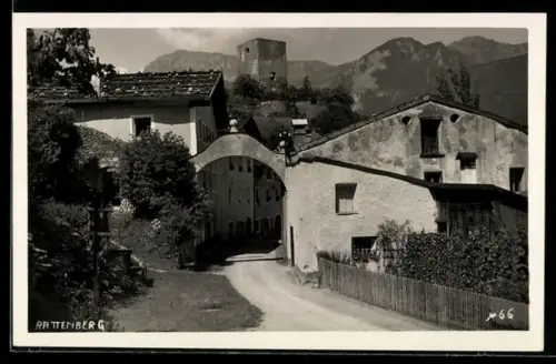 AK Rattenberg, Strassenpartie mit Tor
