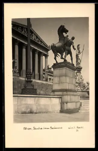 AK Wien, Statuen beim Parlament