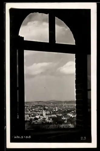 AK Wels /O. Ö., Teilansicht mit Kirche durch Fenster