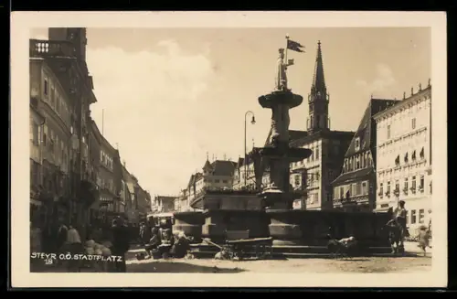AK Steyr /O. Ö., Stadtplatz mit Brunnen