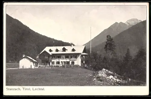 AK Stanzach /Tirol, Lechtal, Gebäude mit Nebengebäude und Bergpanorama
