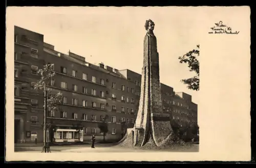 AK Wien, Winarskyhof mit Denkmal
