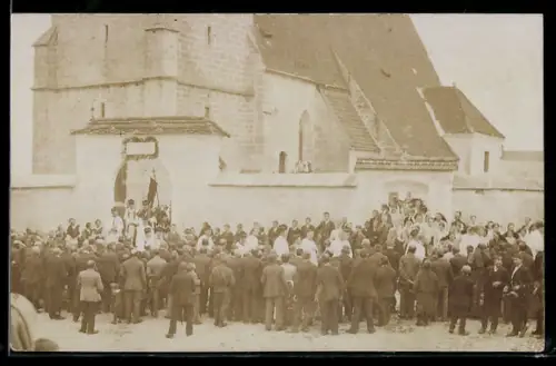 AK Steinerkirchen /Traun, Menschenansammlung vor Kirche