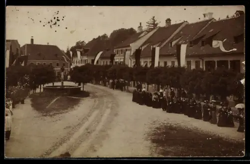 AK Bad Wimsbach, Strassenpartie mit Umzug