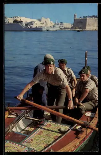 AK Britische Soldaten in Uniform auf einem Ruderboot