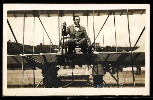 Foto-AK Pilot am Steuer seines Doppeldecker-Flugzeuges