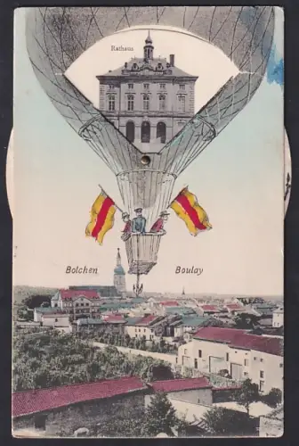 Mechanische-AK Bolchen, Evang. Kirche, Kreisdirektion, Kath. Kirche, Rathaus, Ballon im Fluge über der Stadt