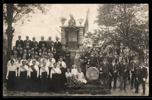 Foto-AK Henndorf im Burgenland, Kriegerdenkmal-Weihe am 18.07.1920, Gruppenfoto in festlicher Kleidung