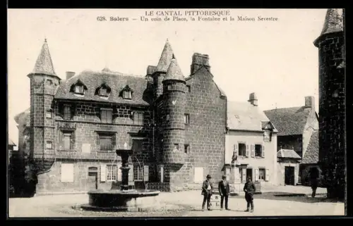 AK Salers, Un coin de Place, la fontaine et la Maison Sevestre