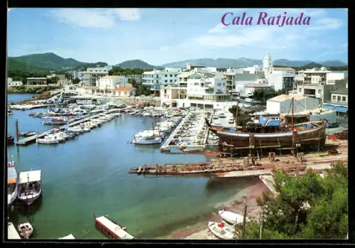 AK Cala Ratjada /Mallorca, Hafen mit Bootsanlegern und ausgedocktem Schiff