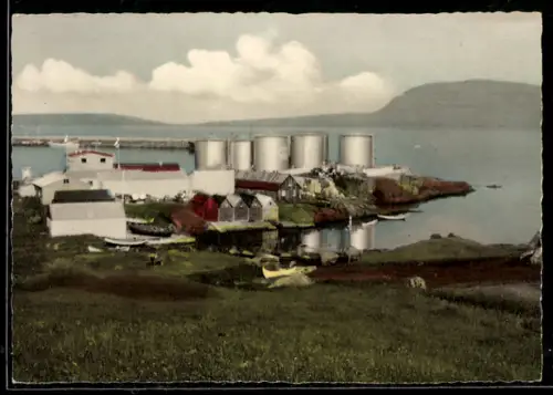 AK Tórshavn, Hafen mit Tanks und Fischerhäusern