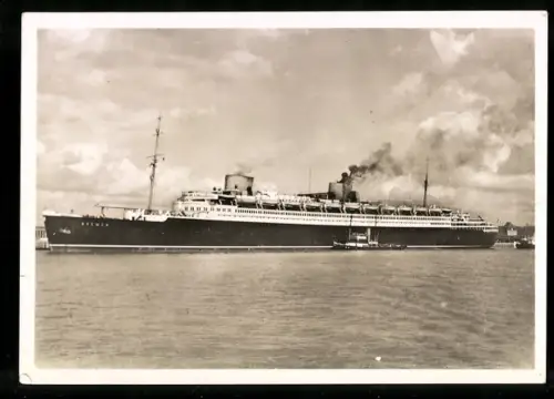 AK Passagierschiff Bremen vom NDL Bremen in Begleitung von Schlepper