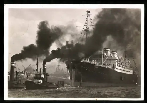 AK Hamburg, Ausreise des Passagierschiffes St. Louis im Schlepp von Schlepper Moorwärder