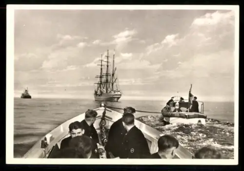 AK Im Schlepp der Motorjolle geht es dem Segelschulschiff entgegen