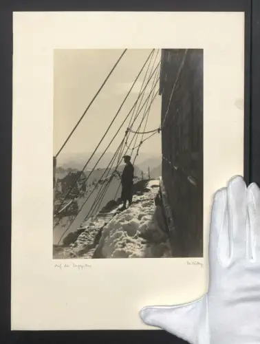 Fotografie Dr. Külley, Ansicht Grainau, Mann steht auf der Zugspitze, Zugspitzhaus, Grossformat 25 x 34cm