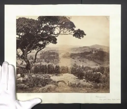 Fotografie Samuel Bourne: Ansicht Udagamandalam /Ootacamund, Sylks Hotel mit Umgebung, Grossformat 36 x 31cm