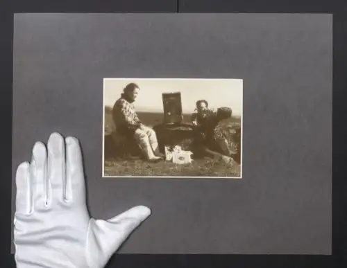 Fotografie Dr. Odo Tauern, Hamburg: Inuit mit Grammophon, Grossformat 40 x 30cm