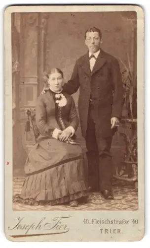 Fotografie Joseph Fier, Trier, Fleischstrasse 40, Paar im Atelier