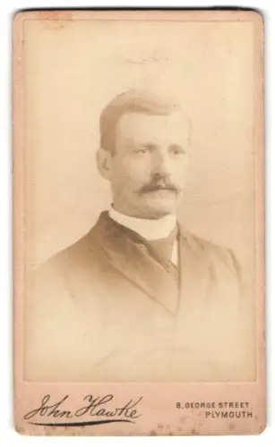 Fotografie John Hawke, Plymouth, George Street 8, Portrait eines Herren im Anzug, Juni 1894