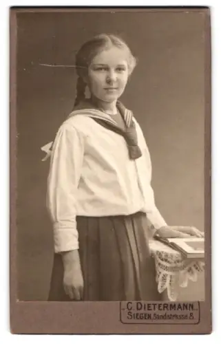 Fotografie C. Dietermann, Siegen, Sandstrasse 8, Porträt eines Mädchens im Matrosenanzug, November 1913