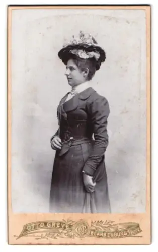 Fotografie Otto Greve, Blankenburg, Mauerstrasse 8, Frau im eleganten Kleid mit Hut, Blankenburg 1901
