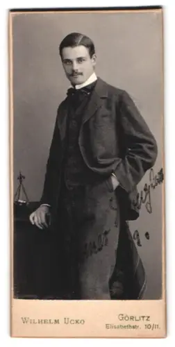 Fotografie Wilhelm Ucko, Görlitz, Elisabethstr. 10/11, Portrait eines jungen Herrn im Anzug, 1909