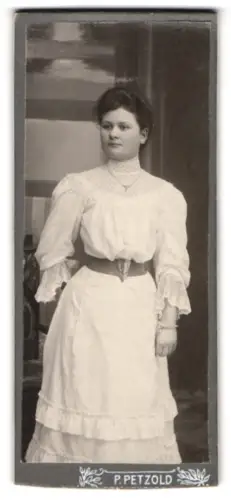 Fotografie P. Petzold, Ort unbekannt, Frau in elegantem Kleid