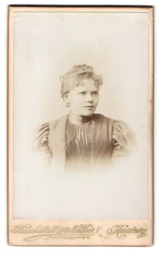 Fotografie Knackstedt & Näther, Hamburg, Grosse Bleichen 30, Porträt einer jungen Frau, November 1898