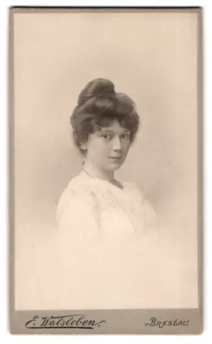 Fotografie E. Walsleben, Breslau, Zwingerstr. 24, Porträt einer jungen Frau, Juni 1903
