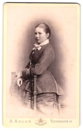 Fotografie A. Adler, Dresden, Victoriastrasse 21, Portrait der jungen Marie Zeschau, 1881
