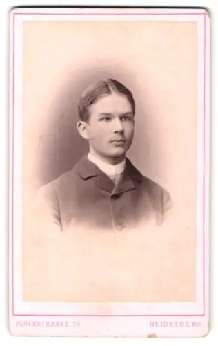 Fotografie Eduard Schultze, Heidelberg, Plöckstrasse 79, Porträt des Studenten C. von Schütz, Wiesbaden 1885