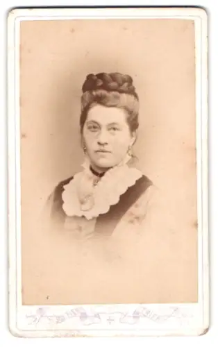 Fotografie Jos. Fier, Trier, Brückenstrasse 44, Portrait der Frau Kamilla von Porembsky