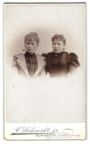 Fotografie C. Schmidt jr., Nürnberg, Frauentorzwinger, Zwei Frauen in eleganter Kleidung, dabei Frau Margerate Heitz