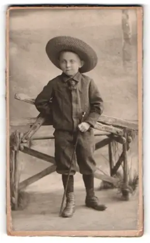 Fotografie unbekannter Fotograf und Ort, Portraut des Jungen Konrad Heitz, 1907