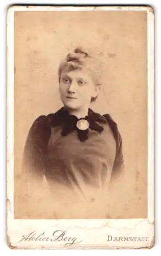 Fotografie Atelier Berg, Darmstadt, Zimmerstrasse 3, Portrait der Frau S. Abresch, 1891
