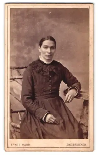 Fotografie Ernst Marr, Zweibrücken, Bismarckstrasse, Porträt einer Dame in dunklem Kleid