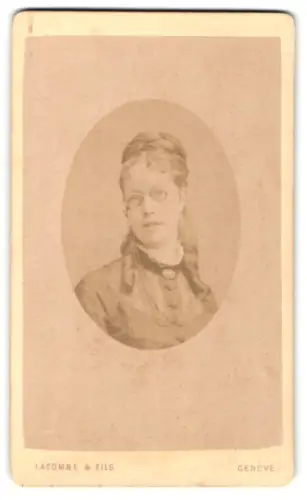 Fotografie Lacombe & Fils, Genève, Rue de l`Université, Porträt einer jungen Frau mit Brille