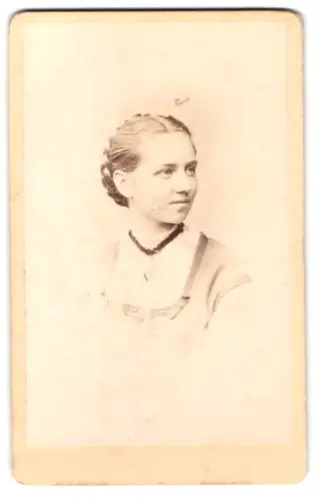 Fotografie J. Martin, Aichach, Portrait der Frau der Frida Kölb