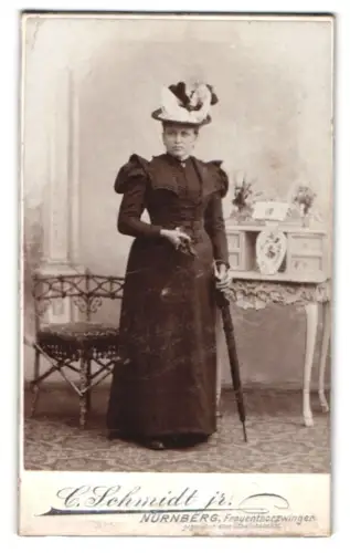 Fotografie C. Schmidt jr., Nürnberg, Frauentorzwinger, Portrait der Frau Margarete Peitz mit Hut und Schirm