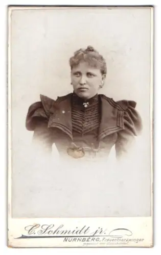 Fotografie C. Schmidt jr., Nürnberg, Frauentorzwinger, Portrait der Frau Margaret Heitz