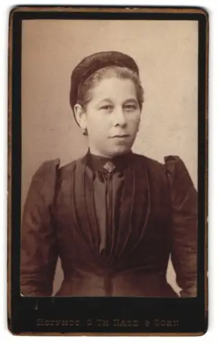 Fotografie G.Th. Hase & Sohn, Freiburg i. B., Karlsplatz 4, Portrait der Frau Anna Heitz