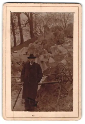 Fotografie unbekannter Fotograf und Ort, Herr T. W. Krippner in felsiger Landschaft