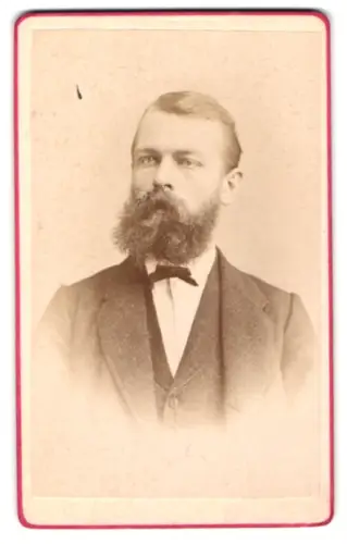 Fotografie Wilhelm Grundner, Berlin, Krausenstrasse 36, Porträt von Professor König