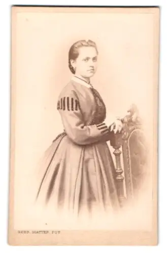 Fotografie Gebrüder Matter, Mannheim, Am Rheinthor, Mathilde Karcher im eleganten Kleid