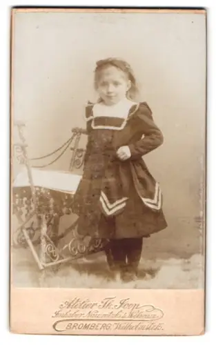 Fotografie Theodor Joop, Bromberg, Wilhelmstr. 15, Mädchen mit Holzstuhl
